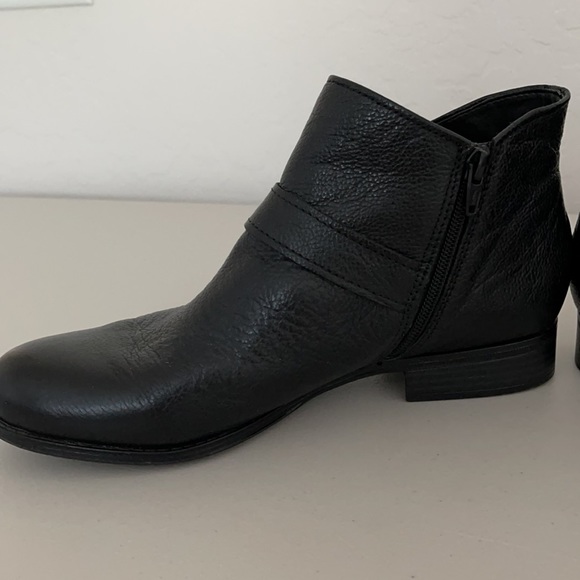 Naturalizer 10 Wide Ankle Boot W/Side Zipper - Picture 7 of 13
